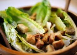 Caesar-Salad-With-Croutons_fn